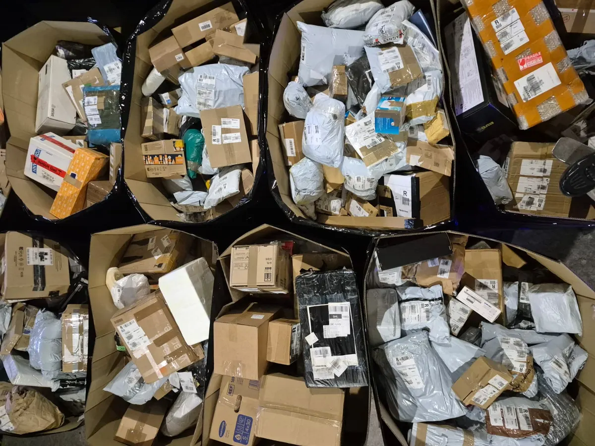 Palettes de colis non réclamés vues de dessus - cartons et sachets d’expédition avec étiquettes retour