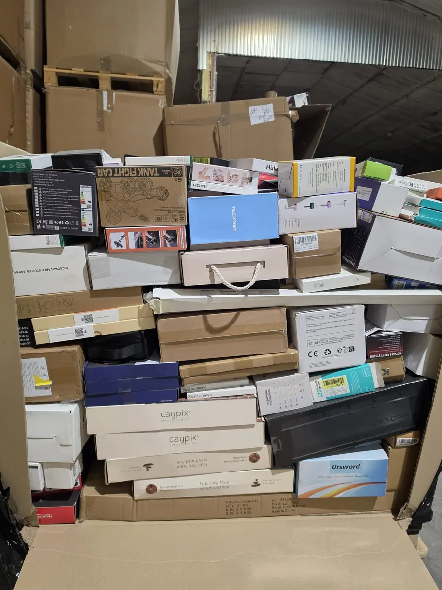 Coupe d’une box de retours Amazon - couches d’électronique et de gadgets en boîte