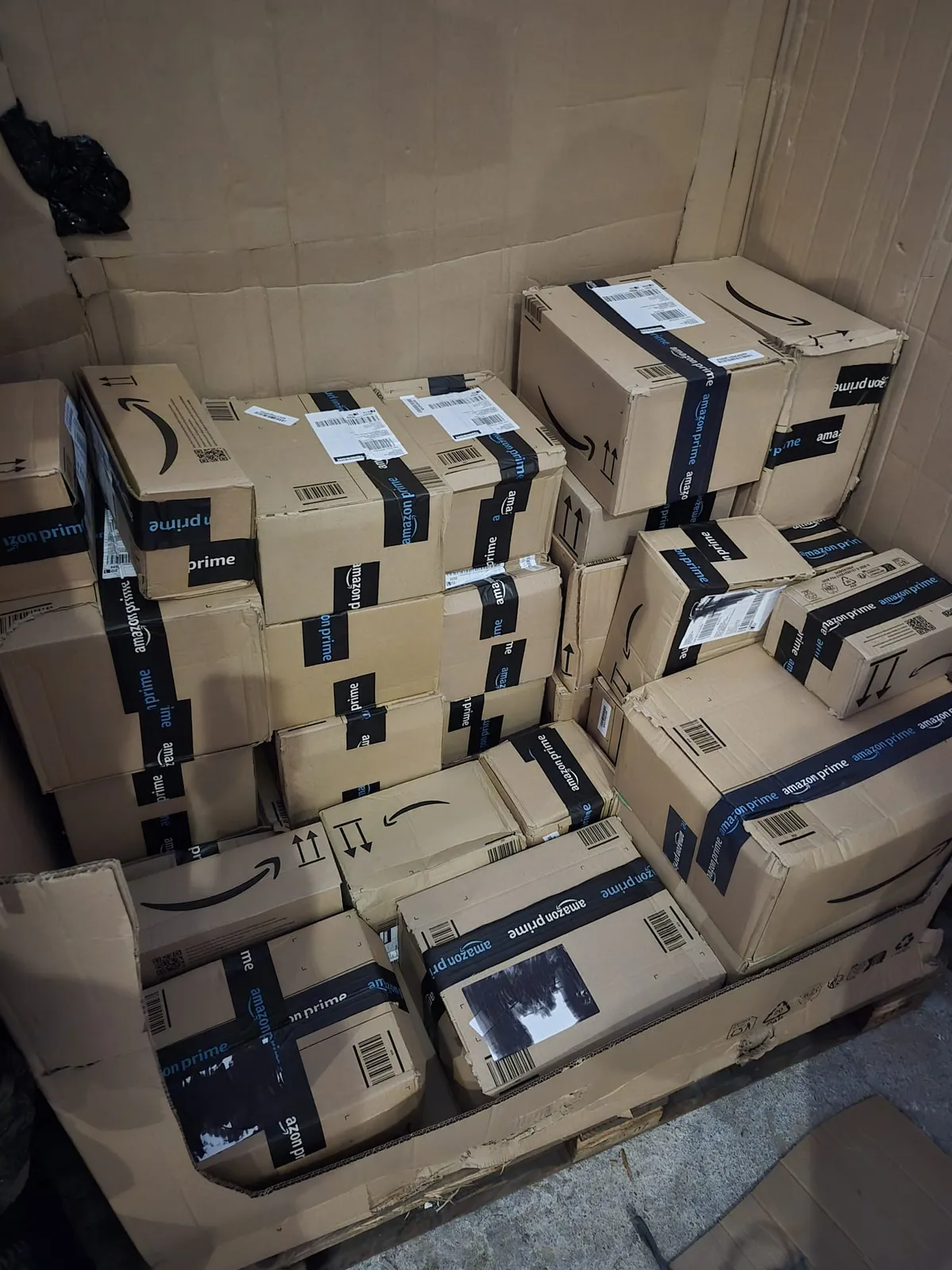 Paleta nieotwieranych paczek Amazon Prime widziana z góry - towar nowy kategoria A