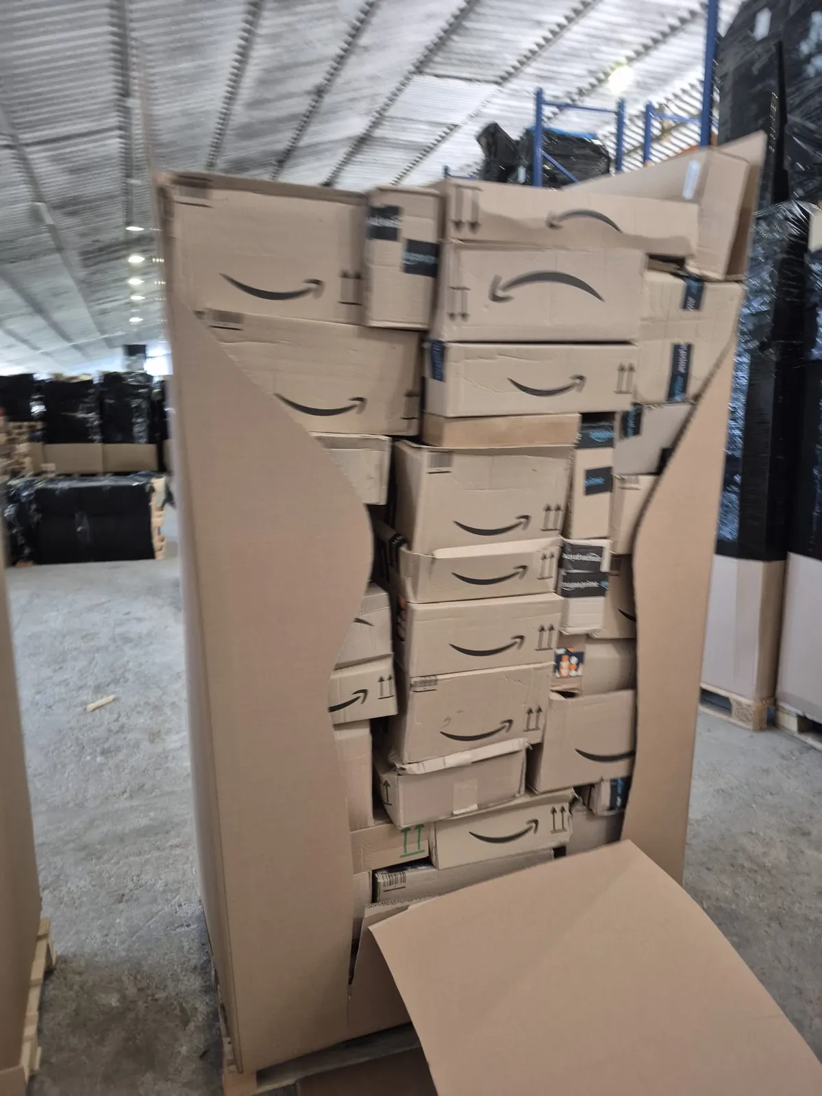 Paleta paczek Amazon Prime w kartonowym kołnierzu w magazynie