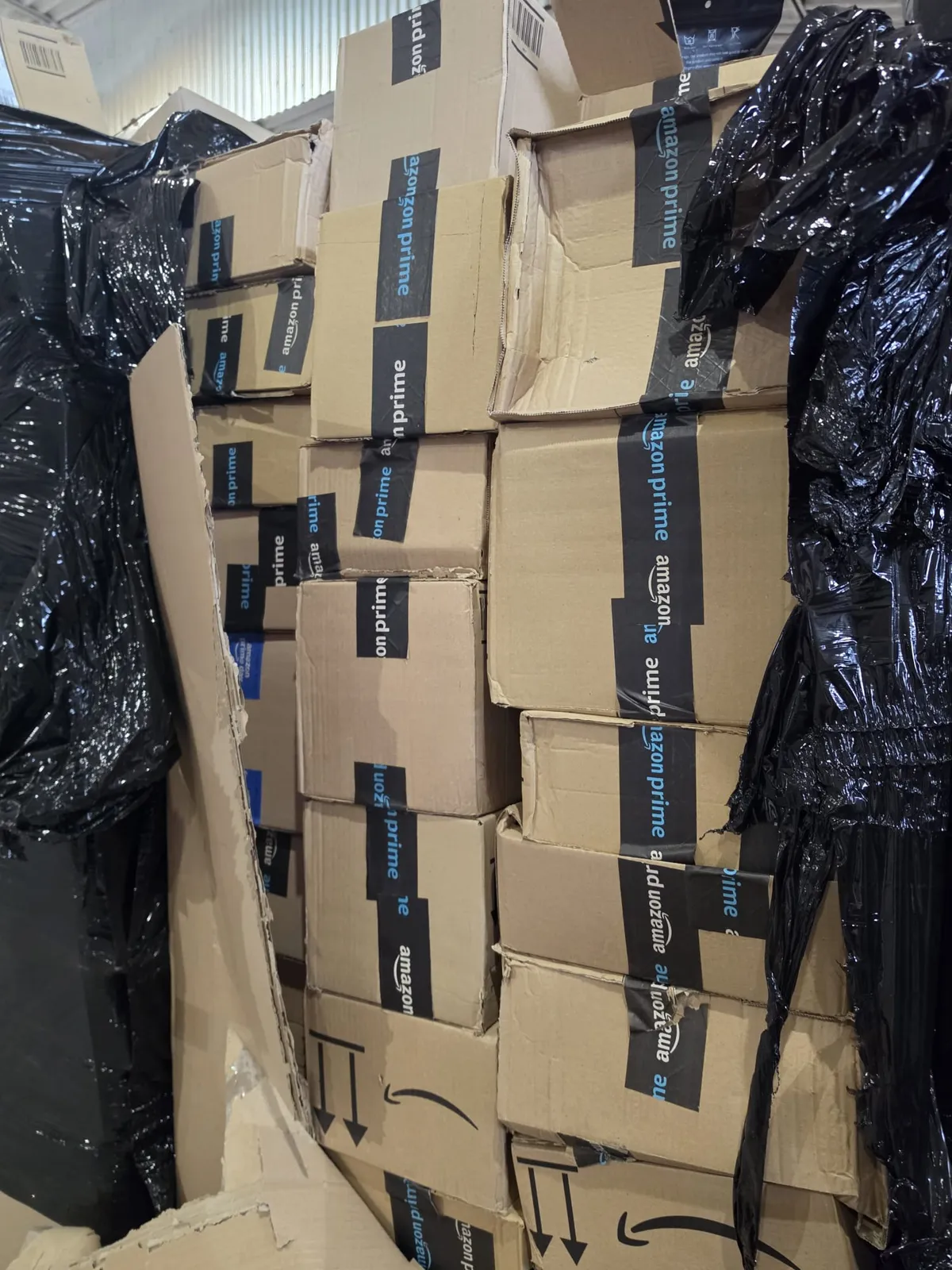 Zbliżenie na oryginalne taśmy Amazon Prime na nieotwieranych kartonach